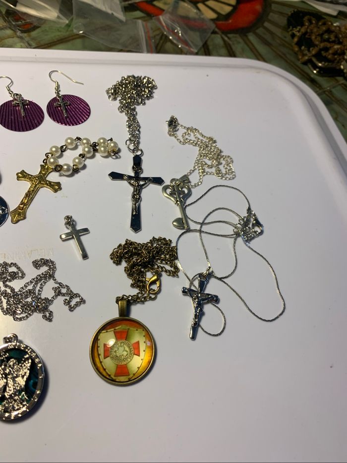 Gros lot bijoux accessoires religieux ( lire descriptif) - photo numéro 7