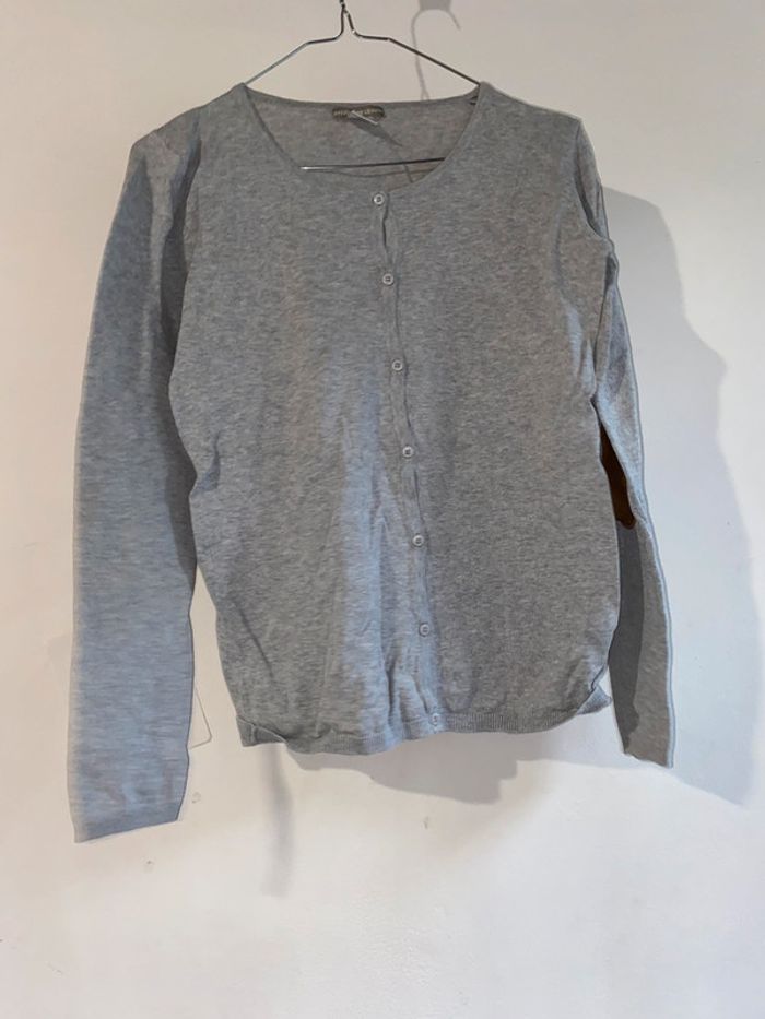 314 - gilet gris à détail marron sur les coudes