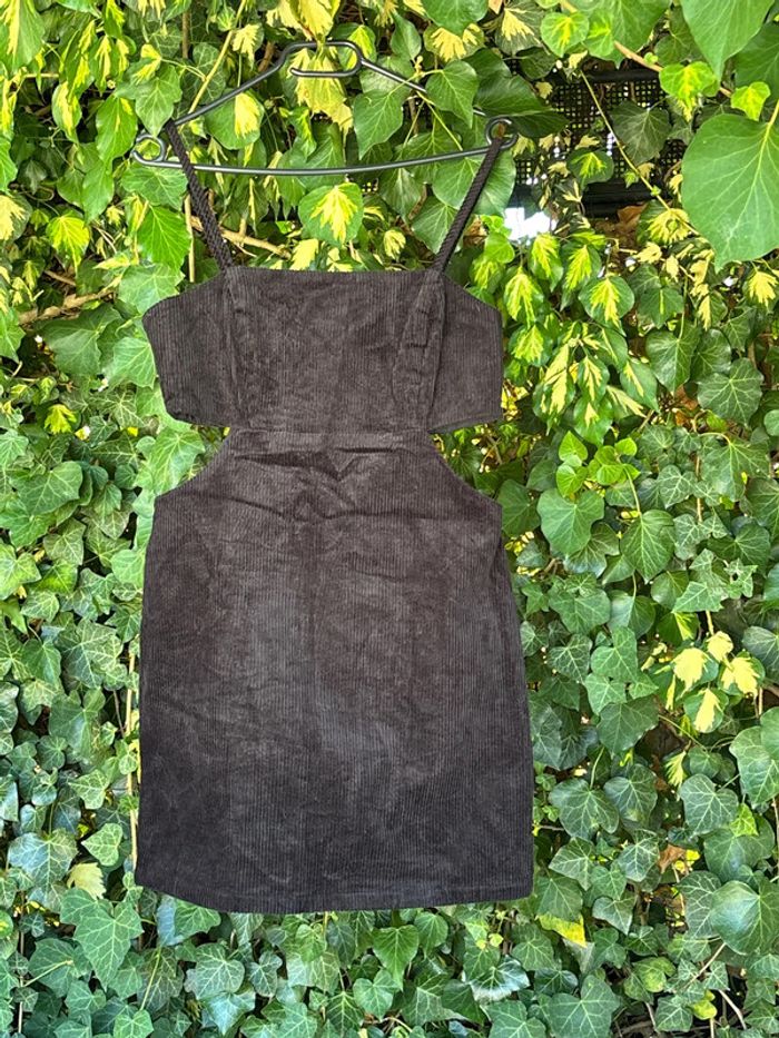 Petite robe noire ajourée sur les côtés taille 38 - photo numéro 2