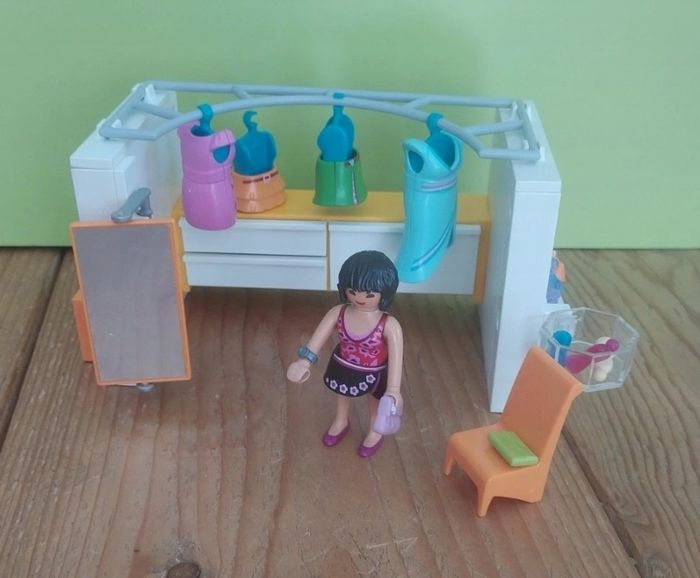 Dressing Playmobil