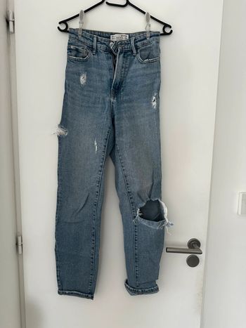 Jean mom déchiré – Stradivarius – Taille 34 – Très bon état