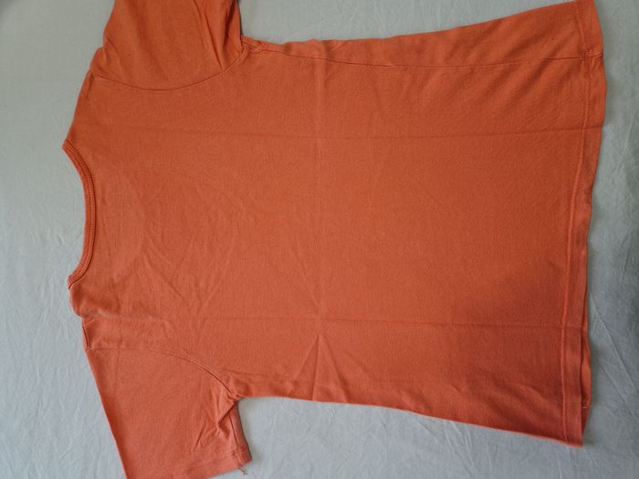 T-shirt fille - T. 10 ans - TB état - photo numéro 2