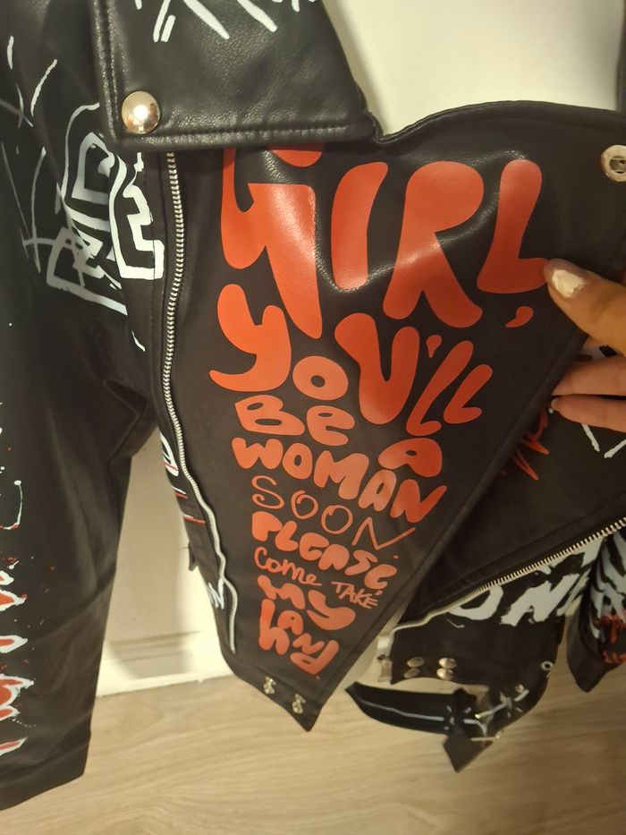 Magnifique veste perfecto noir avec graffiti femme taille m soit 38 neuf jamais porté - photo numéro 4