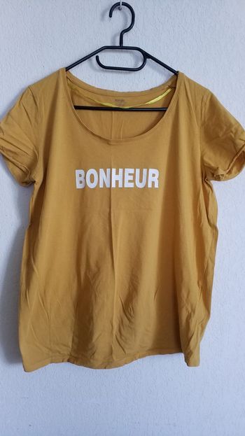 Tee-shirt moutarde de grossesse taille 42  / 44 très bon état