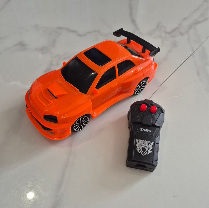 Voiture radiocommandé orange et noir télécommandée