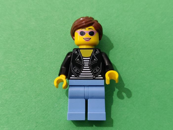 Figurine Lego Femme blouson en cuir - Excellent état - vrai Lego