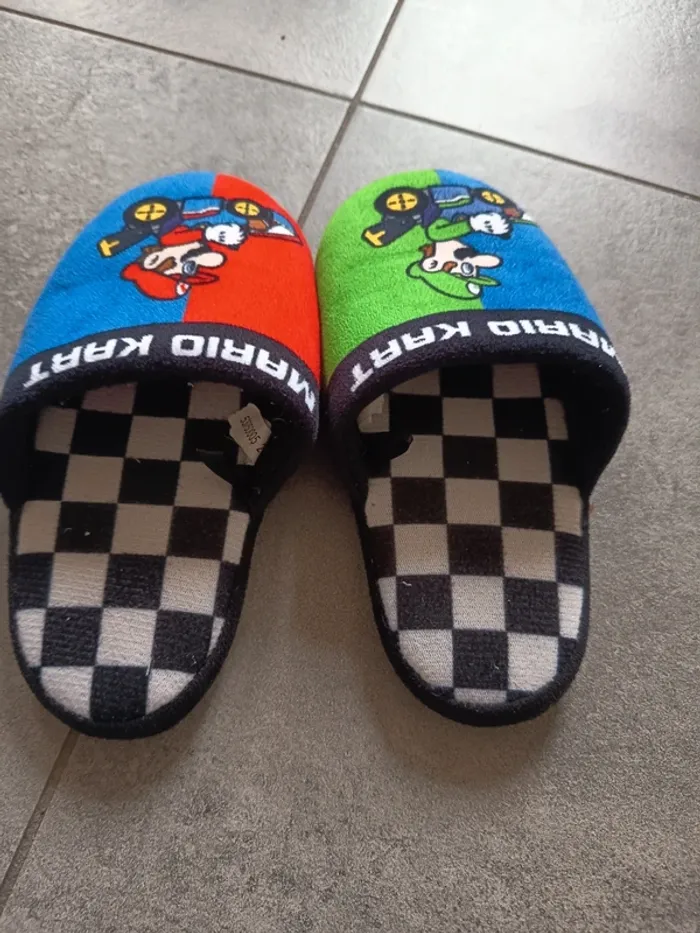 Paire de pantoufles Super Mario pointure 28 - photo numéro 3