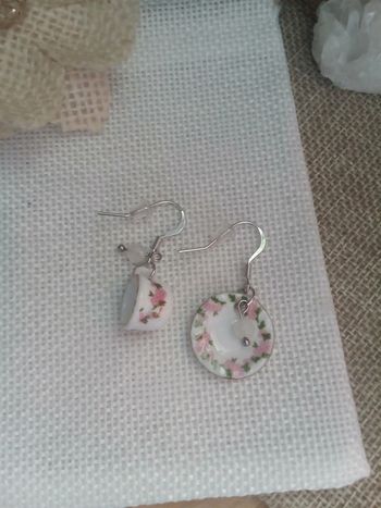 Boucles d'oreilles asymétrique tasse et soucoupe avec pierres de lune