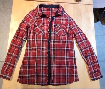 Chemise à carreaux rouge et noire