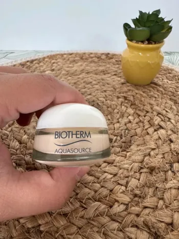 Biotherm aquasource crème riche pour peaux sèches 15mL à utiliser 12 mois après ouverture valeur 20€