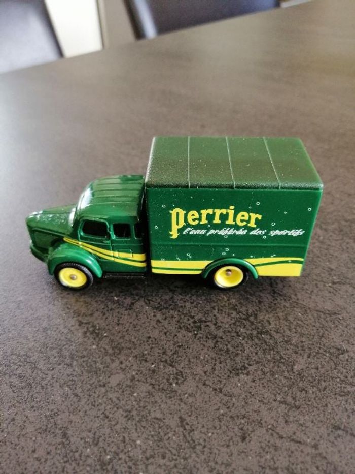 Fourgon publicitaire Perrier 1/43 ème en très bon état dans sa boîte d'origine