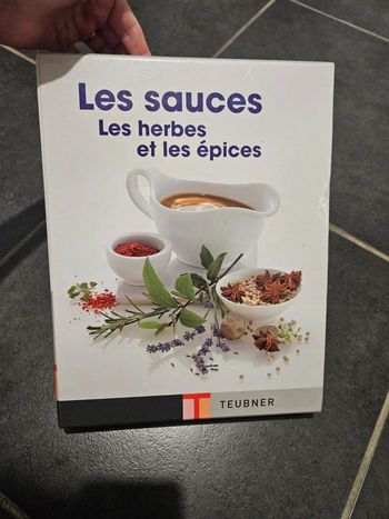 Beau livre "les sauces, les herbes et les épices"