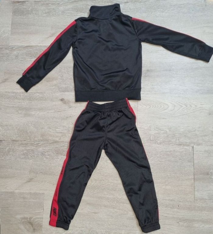 Ensemble de Survetement Nike Noir Rouge Enfant Taille 3-4 ans (98-104cm) Parfait État - photo numéro 3