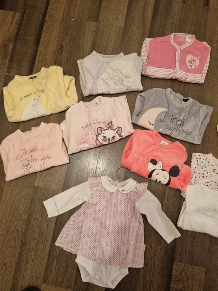 Lot de 12 babygros/grenouillères + 2 bodys + 1 body combi. Fille. Taille 1 mois. Neuf et TBE et BE - photo numéro 2
