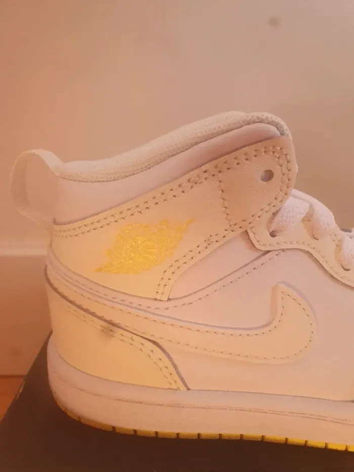 Nike Jordan 1 Mid (29.5) - photo numéro 3