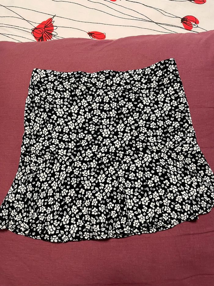 Jupe noir et blanc, motif fleur fille