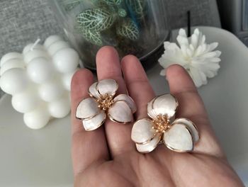 Boucles d'oreilles fantaisie fleurs blanches et dorées
