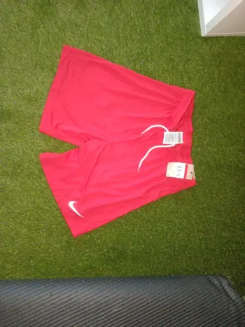 Short football Nike taille L rouge neuf