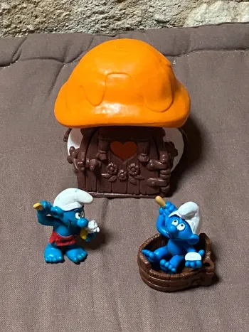 Une maison schtroumpf + 2 figurines schtroumpf schleich