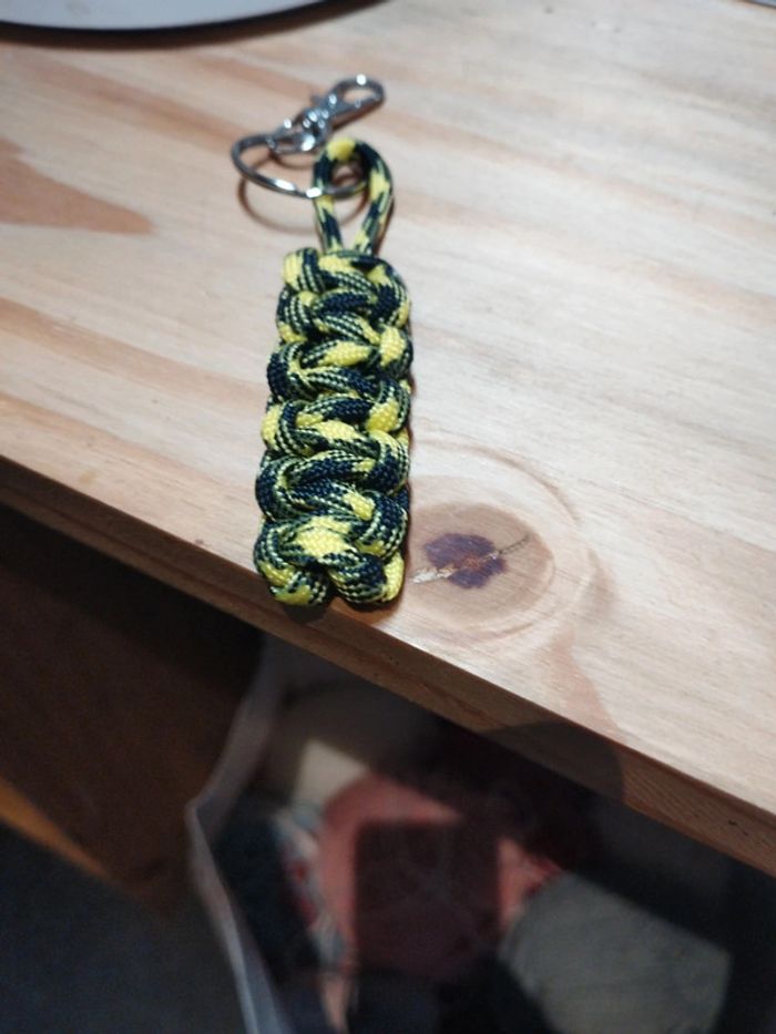 Porte clé en paracorde fait main jaune et noir - photo numéro 4