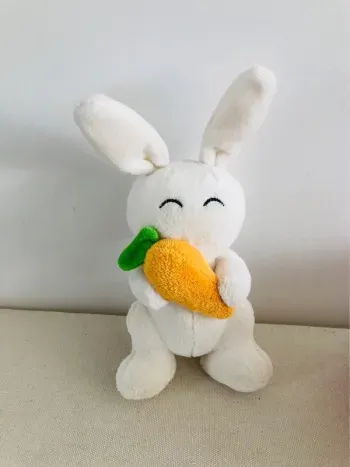 Peluche lapin prizee neuve avec sa carotte