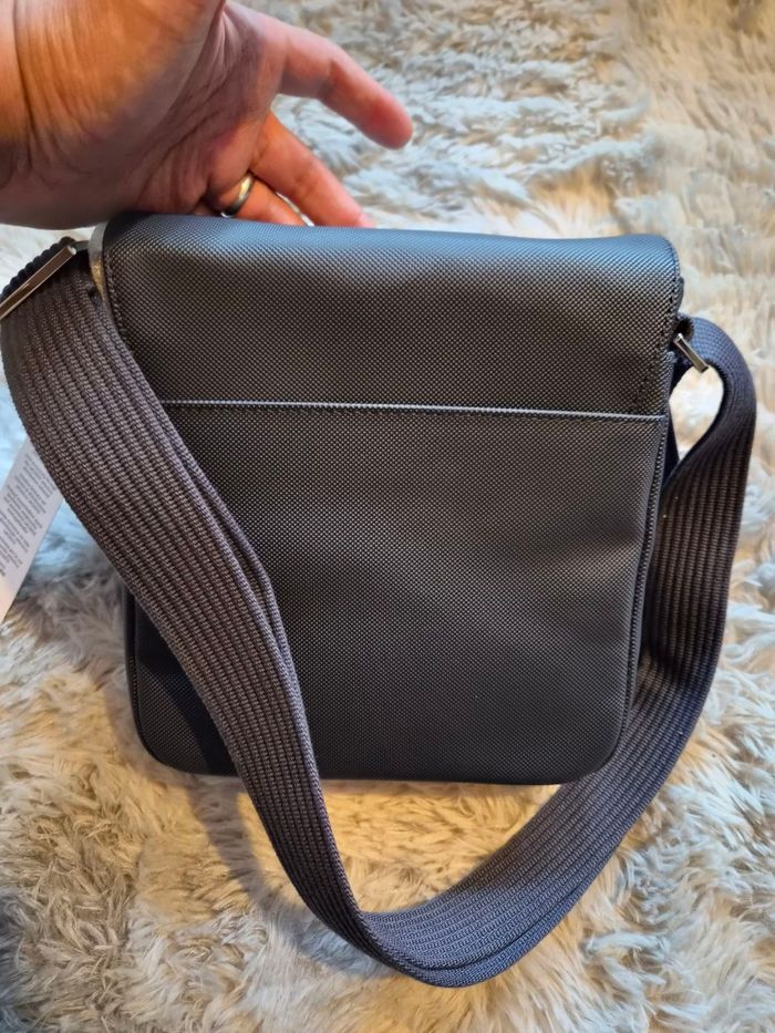 Sac bandoulière Lacoste – Bleu marine – Neuf avec étiquette - photo numéro 4
