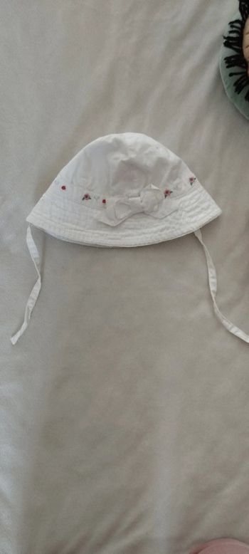 Chapeau blanc à fleurs
