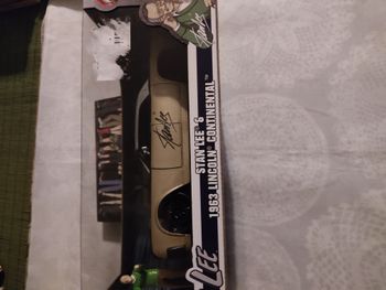 Réplique de Voiture 1963 Lincoln Continental & Stan Lee figure Stan Lee