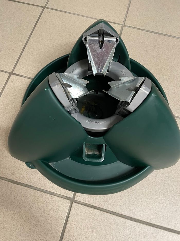 Pied sapin avec réservoir eau