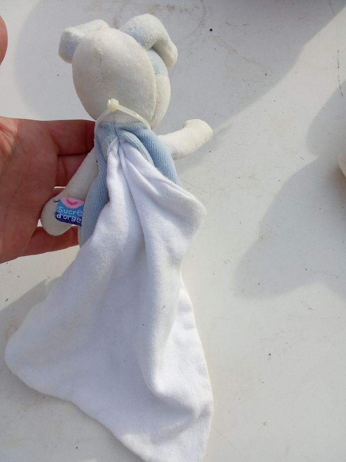 Doudou chien, lapin garçon bleu ciel cape blanche, nez marron, broderie cajou , tourbillons, oreilles marque sucre d'orge - photo numéro 4