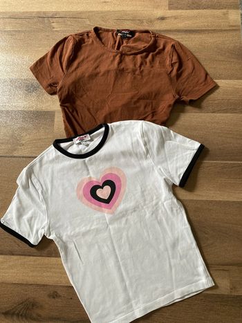 2 tee-shirts Jennifer fille dos nu