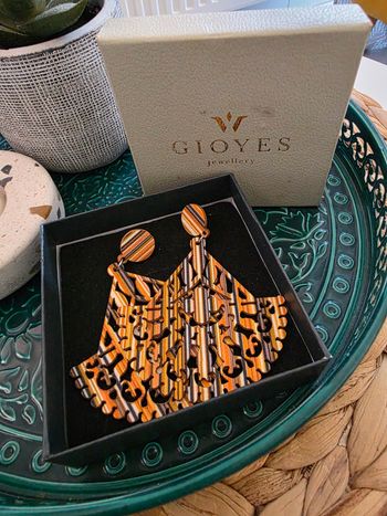 Jolie paire de boucles d'oreilles neuves Gioyes