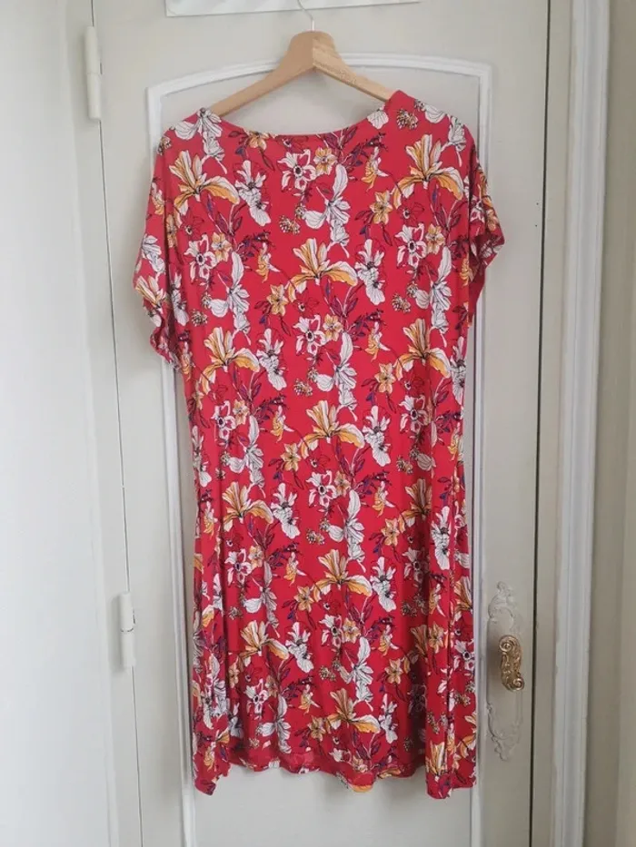 Robe rouge motif floral taille 42-44 - photo numéro 3