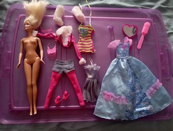 Lot barbie avec vêtements et accessoires 2€
