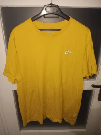 T-shirt Nike jaune logo blanc tendance taille L