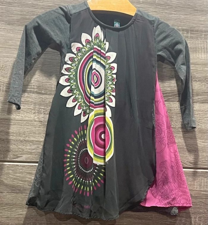 Robe desigual 3/4 ans très peu porté excellent état - photo numéro 2