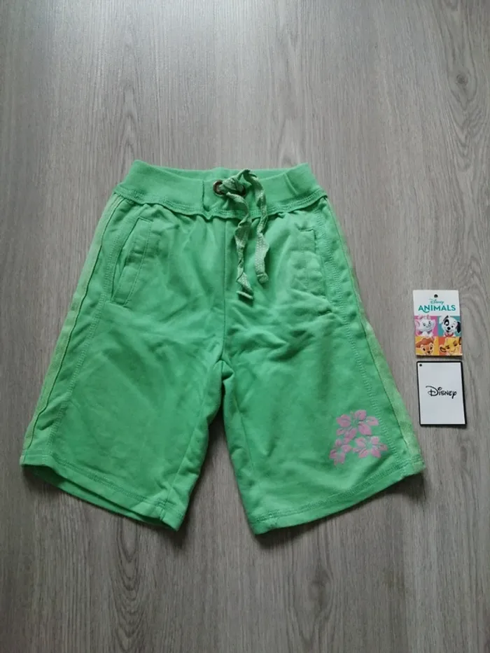 Bermuda vert avec poches et lien à nouer à la taille détails fleurs / kiss melody / (5ans)