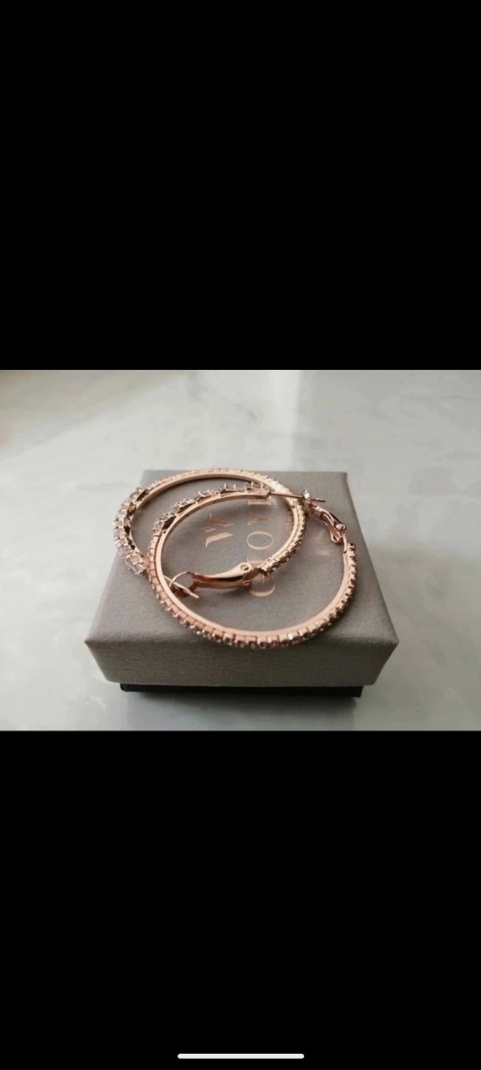 Magnifique paire de grosses créoles en  plaqué or 24 carats sertis de zirconiums. - photo numéro 5