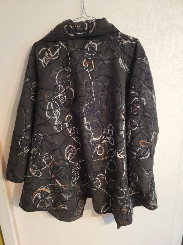 Veste poncho en polaire motif original - photo numéro 2