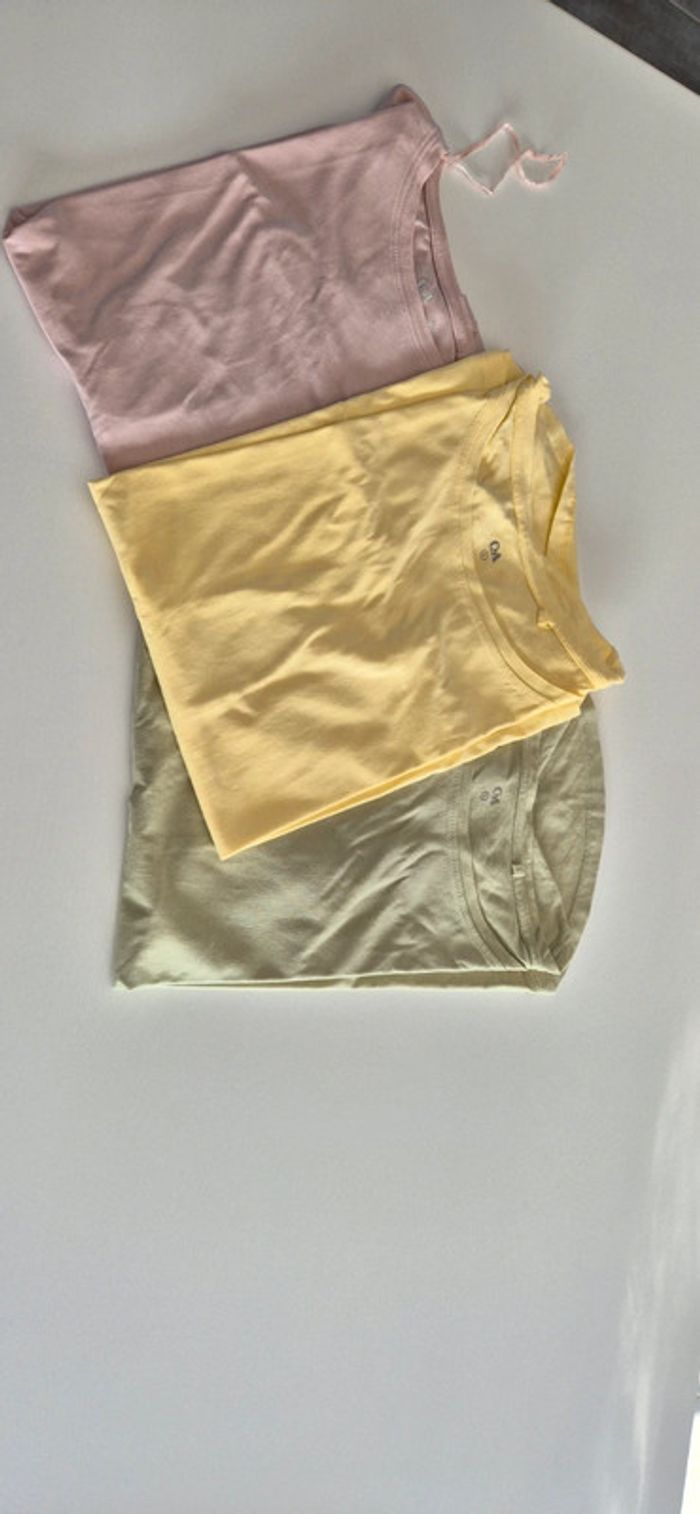 Lot de 3 tee shirts manches courtes.