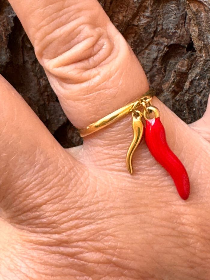 Bague réglable acier inoxydable or cornes piment résine rouge et acier inoxydable or