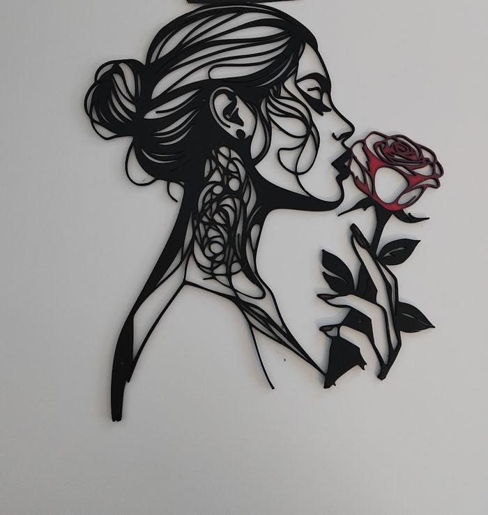 Une femme et sa rose rouge