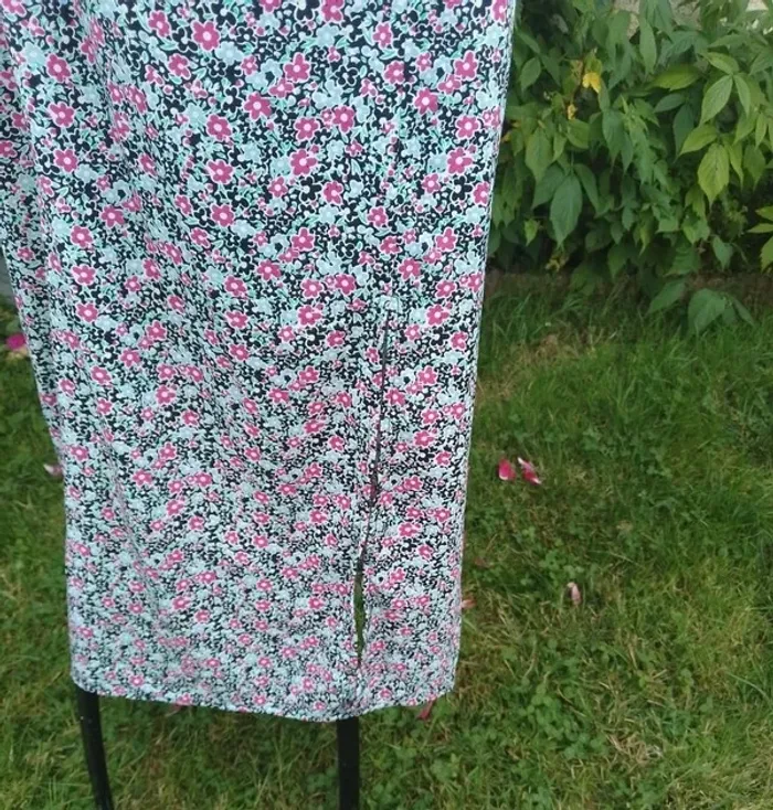 robe fleuries avec une échancrure sur un cote devant taille 54 Bella Diva neuve - polyester - photo numéro 2
