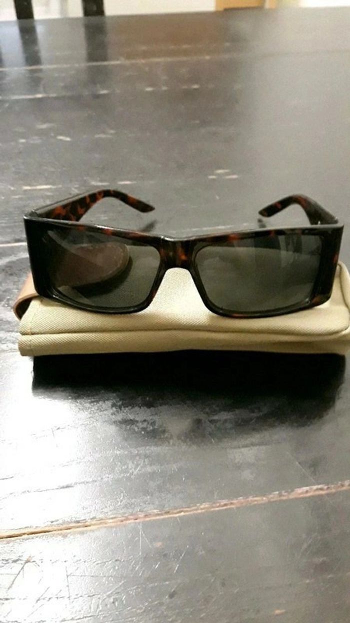 Lunettes de soleil avec housse femme