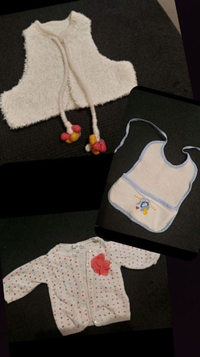 Lot de deux gilets et un bavoir