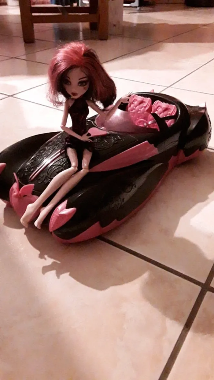 Draculaura et sa voiture - photo numéro 3