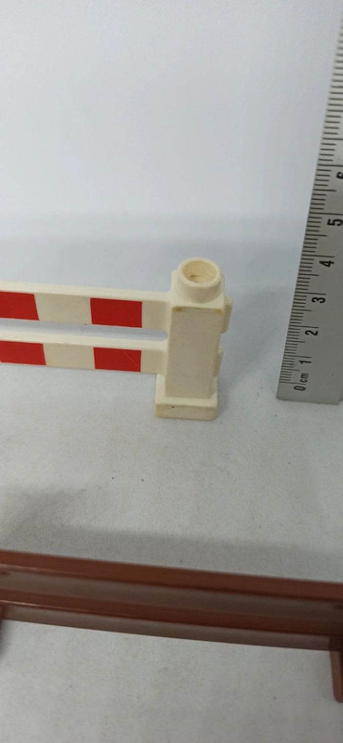 3 barrières marron et une barrière blanche et rouge de chantier lego duplo - photo numéro 3