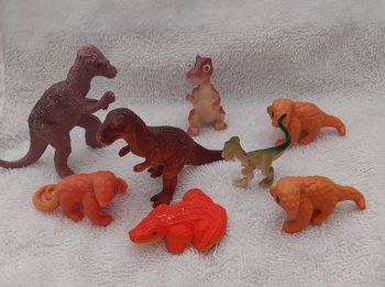 miniature figurine dinosaure et autres animaux préhistorique