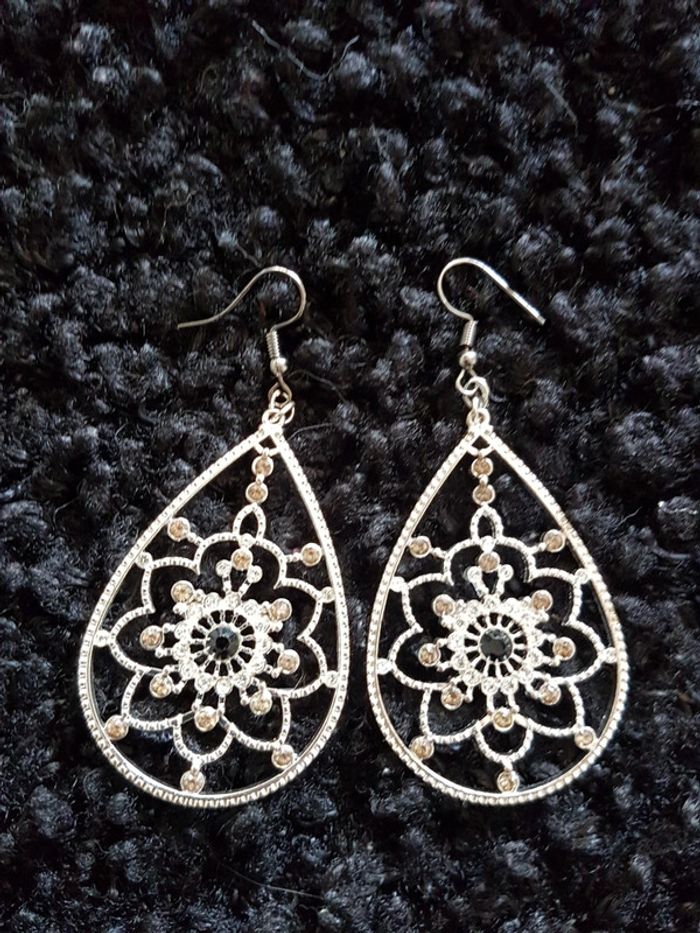 Boucles d'oreilles fantaisie strassées argentées noires et blanches