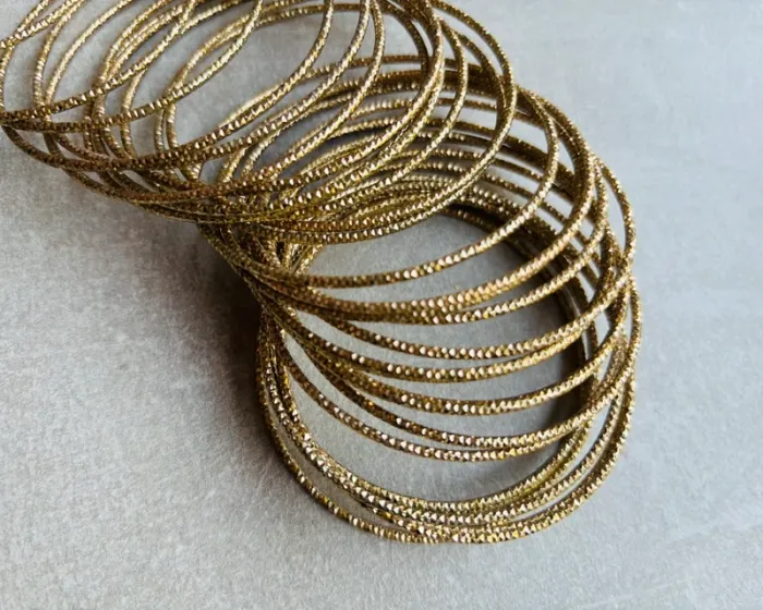 30 bracelets fantaisie dorés neufs